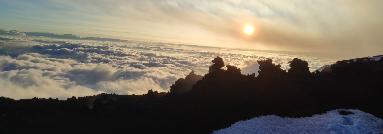 Symbolbild "Sehnsucht": Sonnenaufgang in den Bergen über den den Wolken
